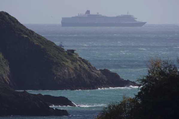06 October 2020 - 12-52-13
Another of the Torbay tenants heads down the channel to recharge its batteries, or whatever it has to do.
-------------------------------
Cunard cruise ship Queen Elizabeth passes Dartmouth.